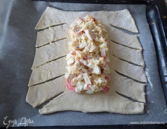 В центр выкладываем половину приготовленной начинки. Равномерно распределяем.