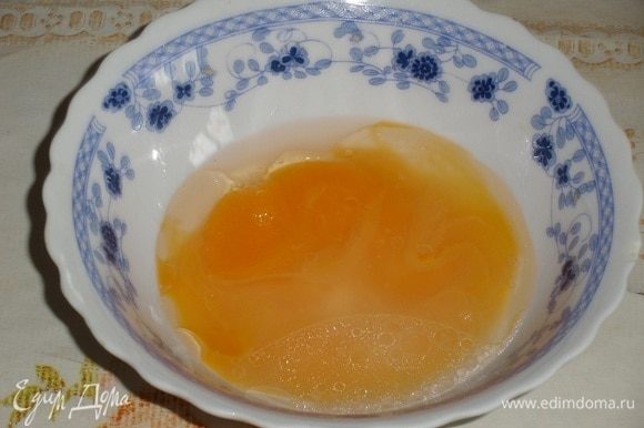 В чашечку выкладываем сырой яичный желток. Добавляем 2 ч. л. растительного масла и 2 ч. л. кипяченой воды. Хорошо перемешиваем.