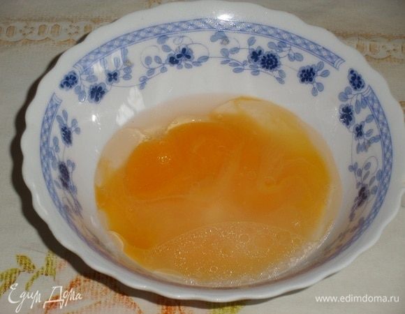 В чашечку выкладываем сырой яичный желток. Добавляем 2 ч. л. растительного масла и 2 ч. л. кипяченой воды. Хорошо перемешиваем.