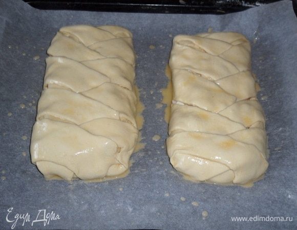 Оставляем пироги на 10-15 минут в теплом месте, накрыв противень.