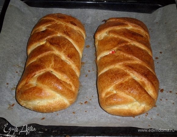 Выпекаем пироги в разогретой духовке 30-40 минут при 180°С.