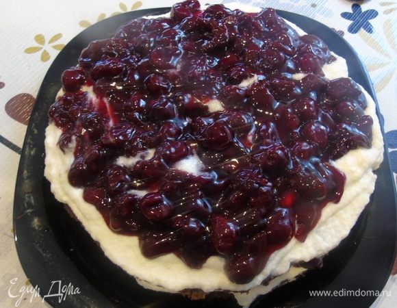 Для сборки торта: корж пропитайте вишневым соком в который при желании  можете добавить немного вишневого ликера. Затем выкладываем половину  взбитых сливок, сверху половину вишни.