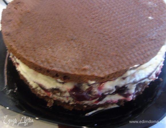 Затем опять корж, пропитайте, снова сливки и оставшуюся вишню. Все накройте третьим коржом.
