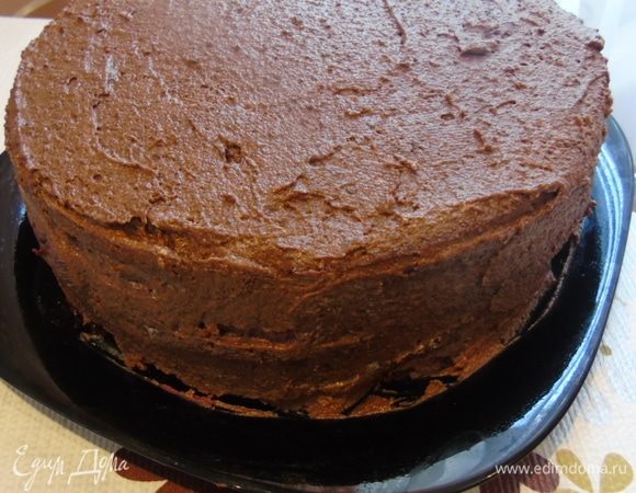 Верх и бока обмажьте кремом 2. Отправьте в холодильник на пару часов.