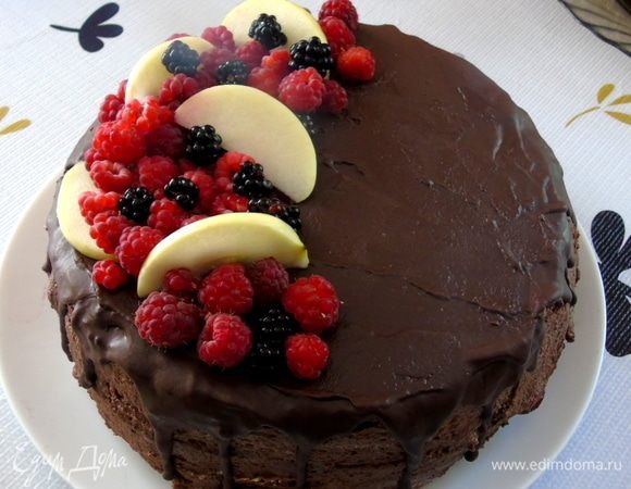 Полейте торт глазурью и украсьте по своему желанию.