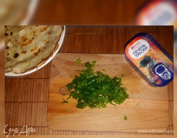 Порезать мелко лук и петрушку.