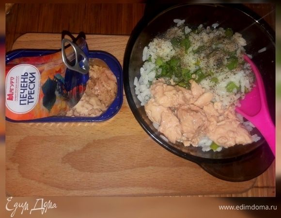 Сварить рис, добавить в него печень трески ТМ «Магуро», зелень, черный перец и соль. Хорошо перемешать.