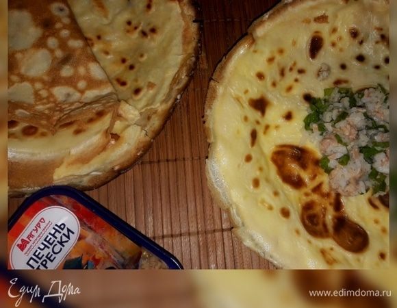 В серединку блина выложить начинку, собрать в мешочек и завязать пером зеленого лука.