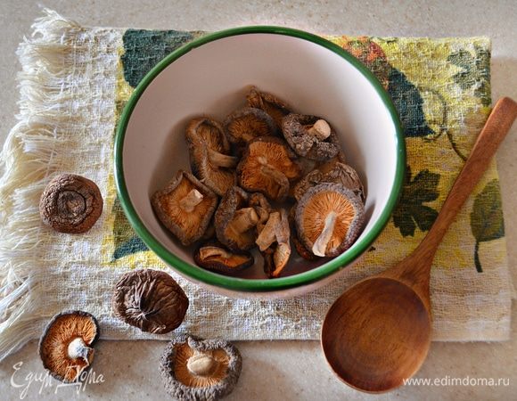 Грибы шиитаке залейте кипятком и дайте настояться 20 мин. Если грибы недостаточно размягчились, то проварите их до готовности (мне потребовалось 10 мин).