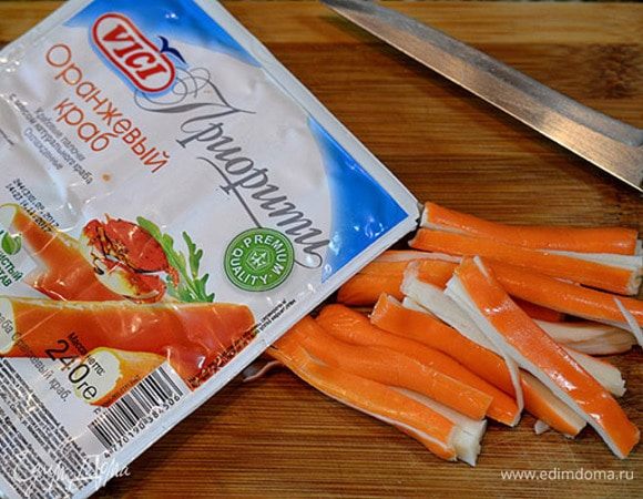 Крабовые палочки порезать на полоски. Я всегда в своих блюдах использую крабовые палочки и крабовое мясо ТМ VICI. Они очень сочные, не содержат консервантов, сделаны из натуральной рыбы, а у меня упаковка палочек Премиум-класса, крабовые палочки с мясом настоящего краба. 