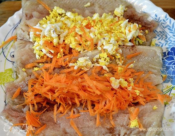 У рыбы (идеально подойдет скумбрия или радужная форель) отделить хребет с костями, разрезав живот, удалить голову, хвост и плавники. По спине не разрезать, чтобы получилось 2 больших филе целых рыб. Положить их внахлест друг на друга. Посолить. Выложить овощи и яйцо. 