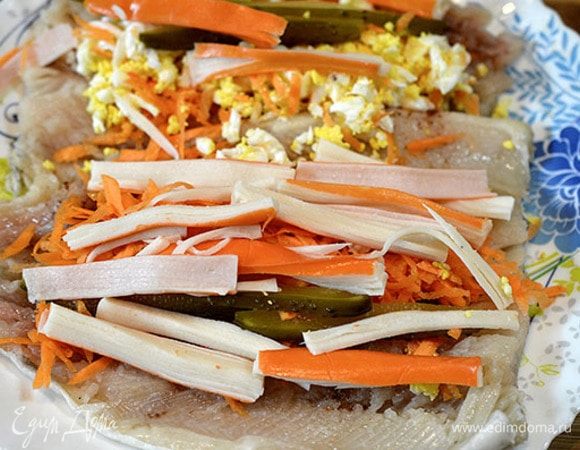 Выложить крабовые палочки, посыпать желатином.