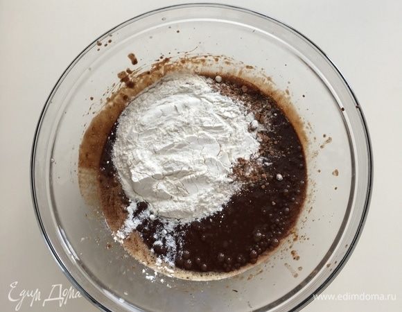 Добавить в миску просеянную муку, какао и разрыхлитель. Хорошо вымесить, чтобы не было комочков. Форму диаметром 20 см смазать маслом и присыпать мукой. Тесто выложить в форму и выпекать 25-30 минут.