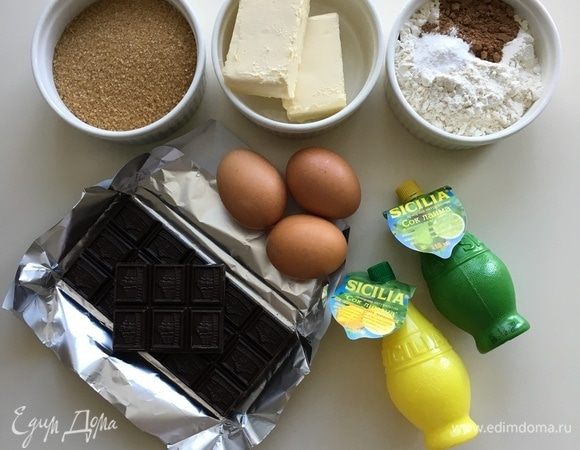 Сахар растереть с лимонным соком и соком лайма ТМ SICILIA, добавить яйца и взбить миксером. Шоколад поломать на кусочки и вместе со сливочным маслом растопить в микроволновке пару минут. Добавить шоколадную массу к взбитым яйцам и еще раз взбить миксером.