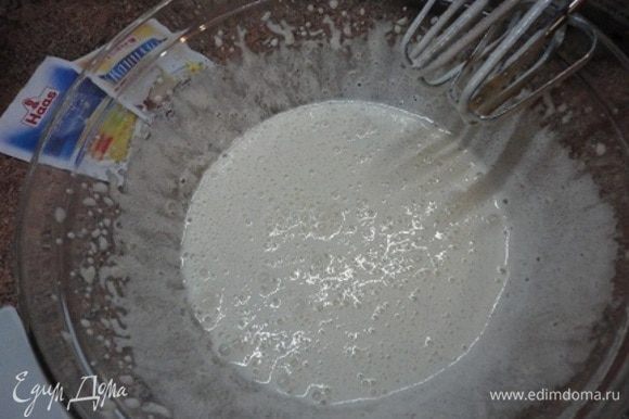 Отделить белки от желтков. Желтки с 150 г сахара, водой и ванилью ТМ HAAS (можно использовать ванильный сахар - 8 г) взбивать до растворения сахара.
