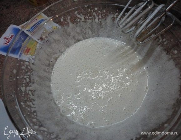 Отделить белки от желтков. Желтки с 150 г сахара, водой и ванилью ТМ HAAS (можно использовать ванильный сахар - 8 г) взбивать до растворения сахара.