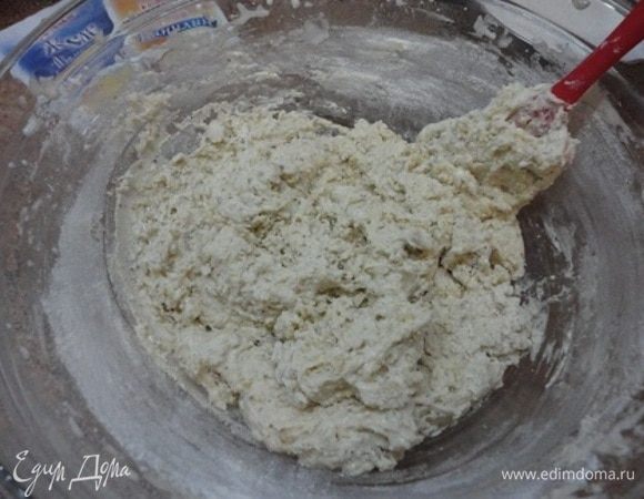 Соединить желтковую массу с сухими ингредиентами и перемешать. 