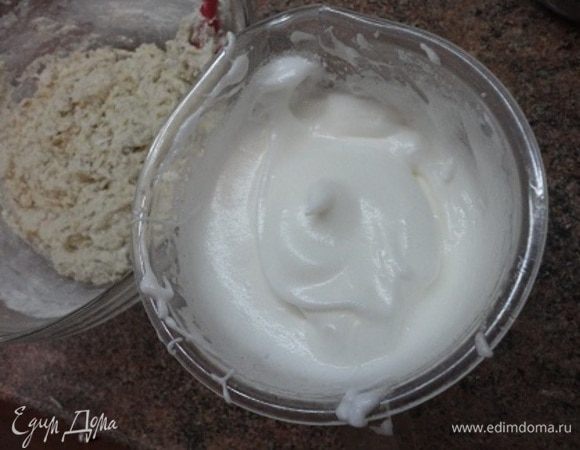 Белки взбить в крепкую пену с оставшимся сахаром. И ввести их частями, перемешивая движениями сверху-вниз. 