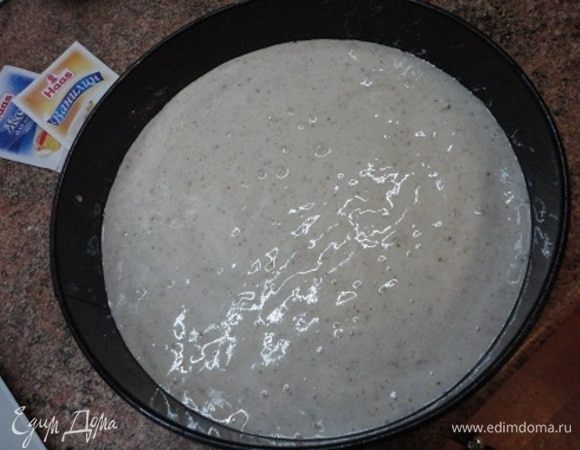 Круглую разъемную форму диаметром 26 см смазать маслом, бока обсыпать мукой или панировочными сухарями, дно выстлать пекарской бумагой. Вылить тесто и выпекать 30-35 минут при 175°C. Готовый бисквит остудить, обернуть пищевой пленкой и оставить на ночь.