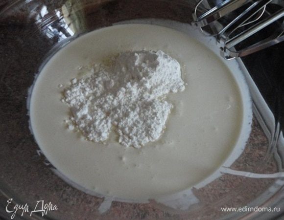 Для крема: холодные сливки смешать с сахарной пудрой, ванилью и взбить.