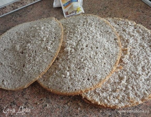Бисквит разрезать на три части.