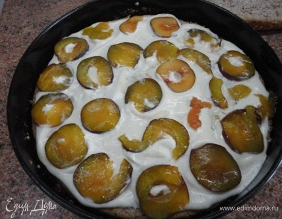 Коржи уложить в разъемную форму, смазывая кремом и укладывая тоненько нарезанную сливу.