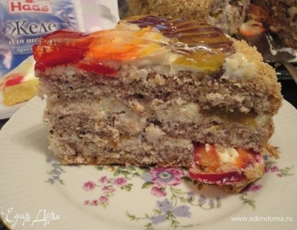 Коржи не требуют пропитки. Мы разрезали торт через 4-5 часовой выдержки в холодильнике — очень нежный, в меру сладкий, с легкой фруктовой кислинкой!