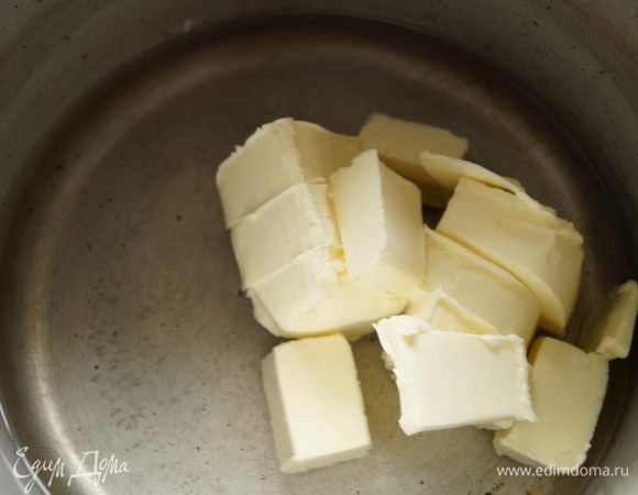 В кастрюлю налить воду, добавить соль и выложить сливочное масло, порезанное кусочками. Поставить на огонь и довести до кипения.