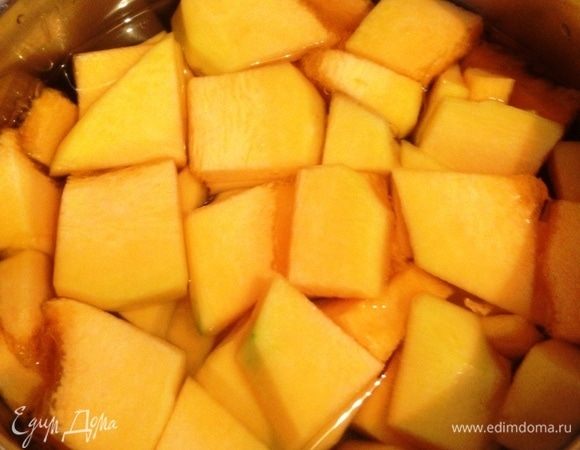 Приготовить творожную начинку.
Тыкву нарезать небольшими кусочками, залить водой и сварить до готовности.