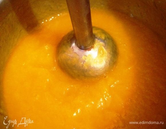 Пюрировать при помощи погружного блендера. Остудить.