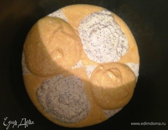 В чашу мультиварки выложить творожную основу и тыквенную начинку вот такими «кляксами». Готовить на режиме «Выпечка» 50 минут.