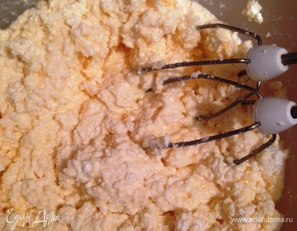 Для творожной начинки соединить творог, сахар, яйца, сахар, ванильный сахар ТМ Haas и соль. Хорошо перемешать.