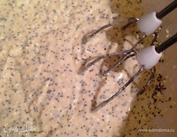 Добавить промытый мак и взбить.