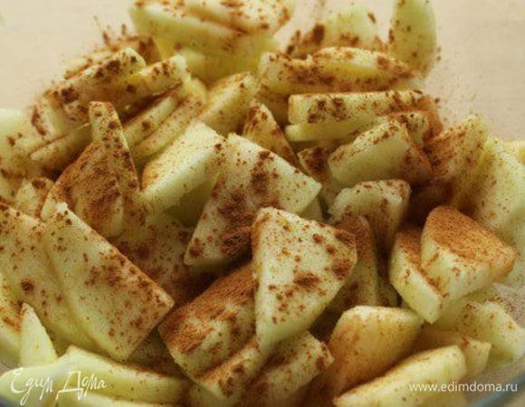 Очистить яблоки от кожицы, удалить семена и нарезать пластинками. Положить в глубокую чашку, добавить сахар и корицу ТМ Haas, перемешать и оставить на 30-40 минут.