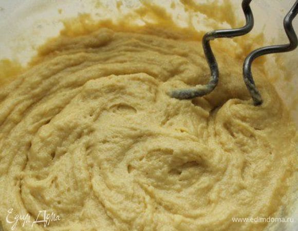 Яйца слегка взбить с сахаром, добавить растительное масло и хорошо перемешать. Соединить муку,  разрыхлитель и 2 ст. л. кокосовой стружки. Оставшуюся стружку оставить для посыпки пирога. Соединить сухие и жидкие ингредиенты.