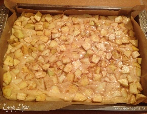 Форму для выпечки выстелить бумагой, выложить тесто. На тесто выложить начинку и слегка ее «утопить».