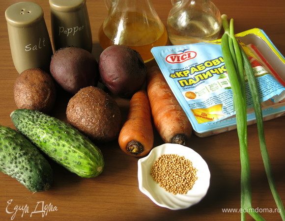 Подготовим продукты: картофель, морковь и свеклу сварим. Крабовые палочки ТМ Vici охлажденные освободим от упаковки.