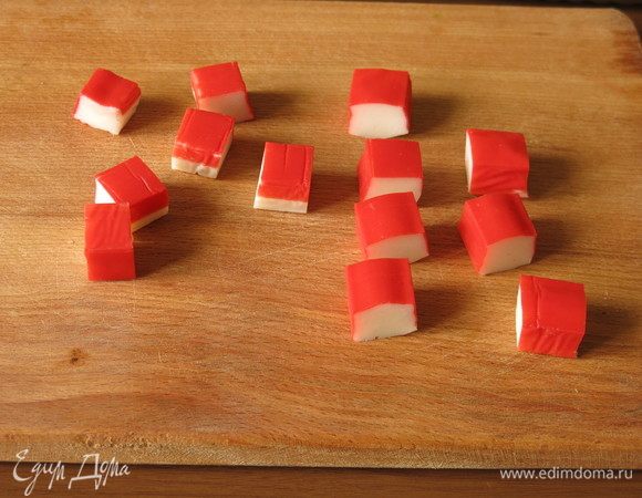 Нарезаем крабовые палочки на квадраты, сторона 15 мм.