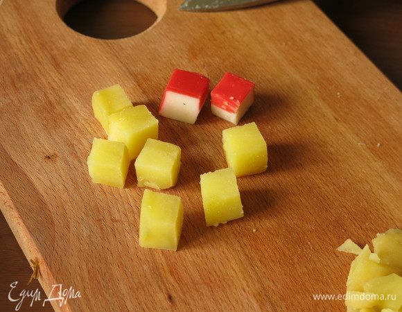 И картофелем. Картошка небольшая, кубики нарезаем с двух штук.