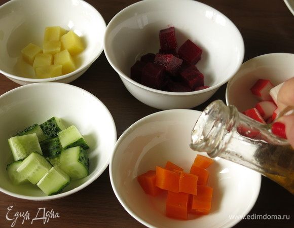 Сбрызгиваем кубики маслом.