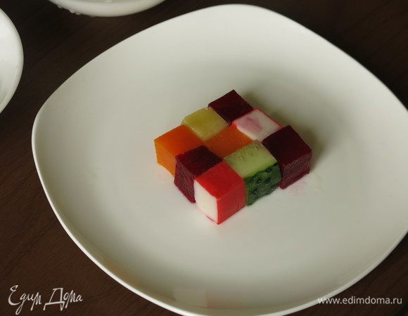 Выкладываем первый слой, кожурой огурца и красной частью палочек наружу.