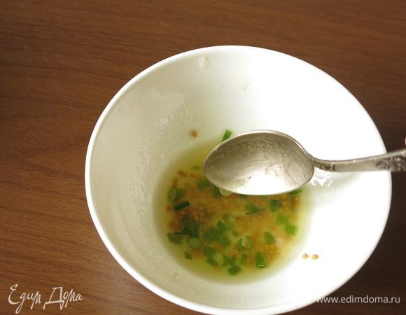 Смешиваем ложку подсолнечного масла с чайной ложкой уксуса, горчицей в зернах и солью, можно добавить чуть перца молотого, перемешиваем.