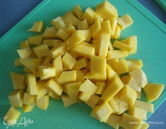 Тыкву очистить и нарезать мелкими кубиками.