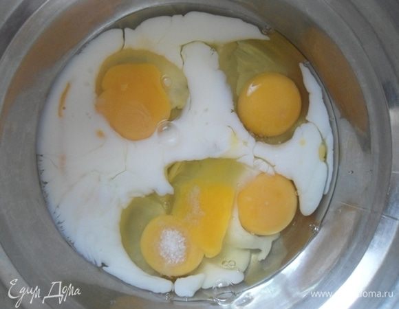 Для теста взбить венчиком яйца, молоко и соль.