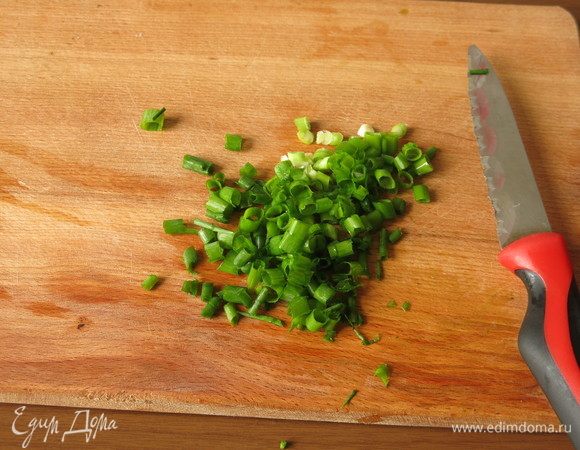 Нарезаем мелко лук.