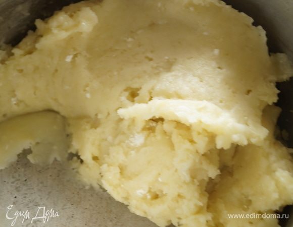 Снять кастрюлю с огня, всыпать всю муку и быстро мешая силиконовой лопаткой замесить тесто. Вот так оно должно примерно выглядеть.