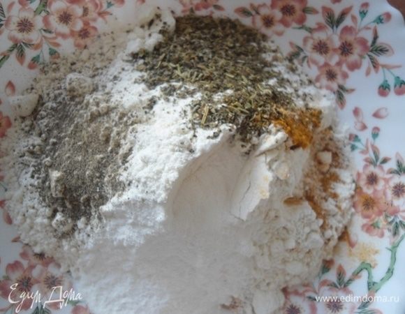 Смешать муку, разрыхлитель, травки по вкусу и перец. Добавить к яичной смеси.