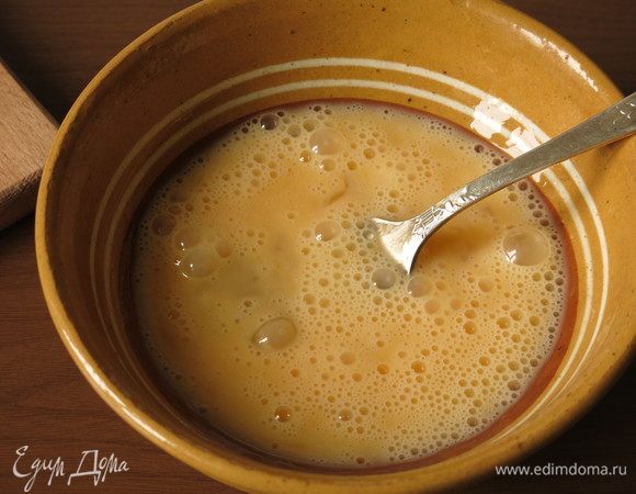 Сбиваем слегка яйца.