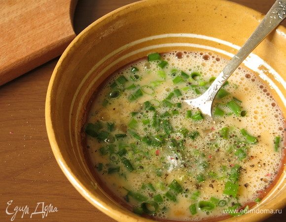 Кладем лук к яйцам, солим, перчим.