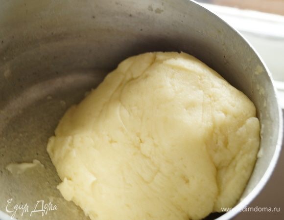 Вернуть кастрюлю с тестом на огонь и проварить пару минут. Это позволит выпарить излишнюю влагу.